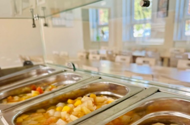 Nový salátový bar ve školní jídelně