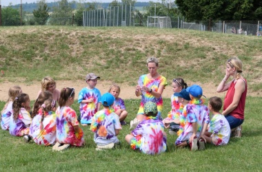 ŽIVÁ ŠKOLNÍ ZAHRADA - Třída 1.B na cestě za pokladem