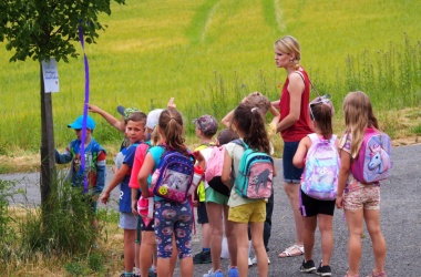 ŽIVÁ ŠKOLNÍ ZAHRADA - Třída 1.B na cestě za pokladem
