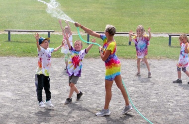 ŽIVÁ ŠKOLNÍ ZAHRADA - Třída 1.B na cestě za pokladem