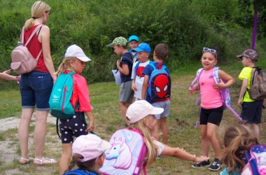 ŽIVÁ ŠKOLNÍ ZAHRADA - Třída 1.B na cestě za pokladem