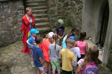 ŽIVÁ ŠKOLNÍ ZAHRADA - Třída 1.B na cestě za pokladem