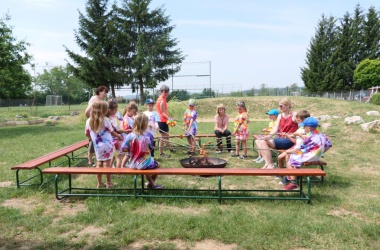 ŽIVÁ ŠKOLNÍ ZAHRADA - Třída 1.B na cestě za pokladem