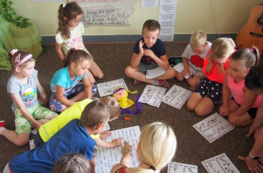 ŽIVÁ ŠKOLNÍ ZAHRADA - Třída 1.B na cestě za pokladem