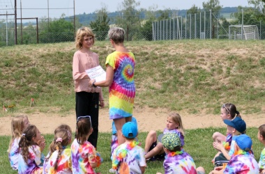 ŽIVÁ ŠKOLNÍ ZAHRADA - Třída 1.B na cestě za pokladem