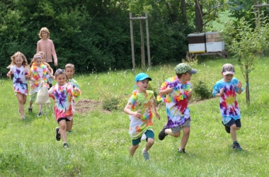 ŽIVÁ ŠKOLNÍ ZAHRADA - Třída 1.B na cestě za pokladem