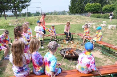 ŽIVÁ ŠKOLNÍ ZAHRADA - Třída 1.B na cestě za pokladem