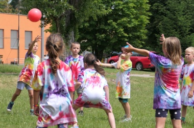 ŽIVÁ ŠKOLNÍ ZAHRADA - Třída 1.B na cestě za pokladem