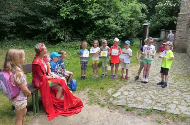 ŽIVÁ ŠKOLNÍ ZAHRADA - Třída 1.B na cestě za pokladem