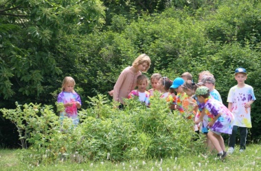 ŽIVÁ ŠKOLNÍ ZAHRADA - Třída 1.B na cestě za pokladem