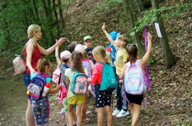 ŽIVÁ ŠKOLNÍ ZAHRADA - Třída 1.B na cestě za pokladem