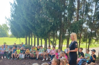 ŽIVÁ ŠKOLNÍ ZAHRADA - Školní družina pozvala PČR na besedu do zahrady