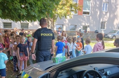 ŽIVÁ ŠKOLNÍ ZAHRADA - Školní družina pozvala PČR na besedu do zahrady