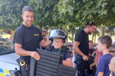 ŽIVÁ ŠKOLNÍ ZAHRADA - Školní družina pozvala PČR na besedu do zahrady