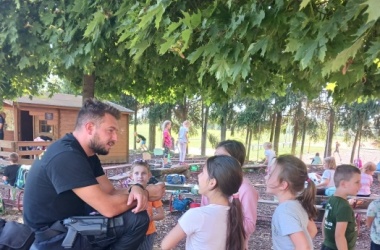 ŽIVÁ ŠKOLNÍ ZAHRADA - Školní družina pozvala PČR na besedu do zahrady