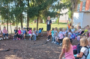 ŽIVÁ ŠKOLNÍ ZAHRADA - Školní družina pozvala PČR na besedu do zahrady