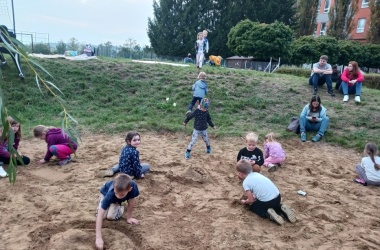 ŽIVÁ ŠKOLNÍ ZAHRADA - Tradiční družinová drakiáda