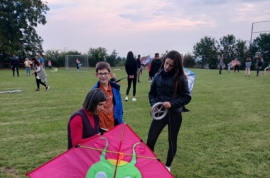 ŽIVÁ ŠKOLNÍ ZAHRADA - Tradiční družinová drakiáda