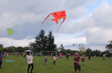 ŽIVÁ ŠKOLNÍ ZAHRADA - Tradiční družinová drakiáda