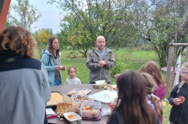 ŽIVÁ ŠKOLNÍ ZAHRADA - Tradiční družinová drakiáda