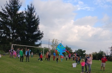 ŽIVÁ ŠKOLNÍ ZAHRADA - Tradiční družinová drakiáda