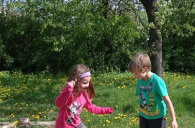 ŽIVÁ ŠKOLNÍ ZAHRADA - Výtvarka prvňáčků venku