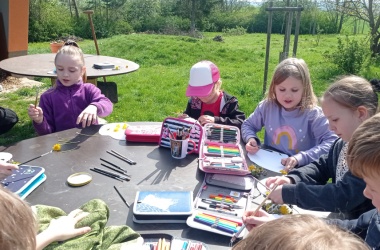 ŽIVÁ ŠKOLNÍ ZAHRADA - Výtvarka prvňáčků venku