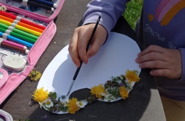 ŽIVÁ ŠKOLNÍ ZAHRADA - Výtvarka prvňáčků venku