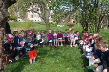 ŽIVÁ ŠKOLNÍ ZAHRADA - Výtvarka prvňáčků venku