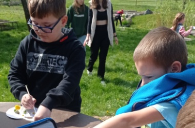 ŽIVÁ ŠKOLNÍ ZAHRADA - Výtvarka prvňáčků venku