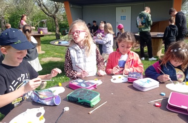 ŽIVÁ ŠKOLNÍ ZAHRADA - Výtvarka prvňáčků venku