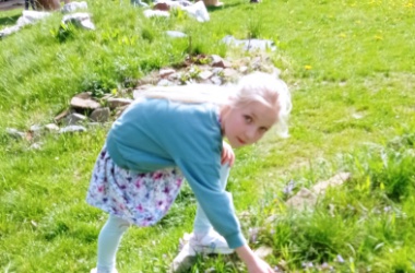 ŽIVÁ ŠKOLNÍ ZAHRADA - Výtvarka prvňáčků venku