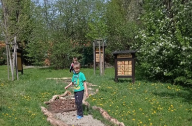 ŽIVÁ ŠKOLNÍ ZAHRADA - Výtvarka prvňáčků venku