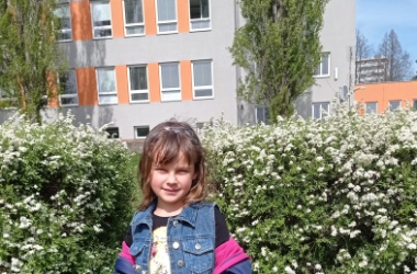 ŽIVÁ ŠKOLNÍ ZAHRADA - Výtvarka prvňáčků venku