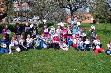 ŽIVÁ ŠKOLNÍ ZAHRADA - Výtvarka prvňáčků venku