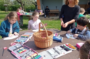 ŽIVÁ ŠKOLNÍ ZAHRADA - Výtvarka prvňáčků venku