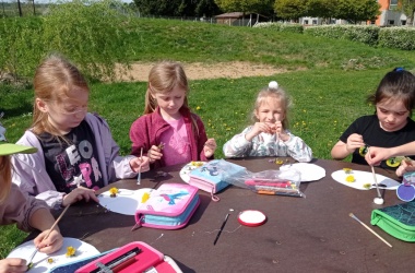 ŽIVÁ ŠKOLNÍ ZAHRADA - Výtvarka prvňáčků venku