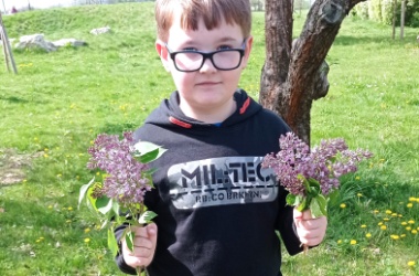 ŽIVÁ ŠKOLNÍ ZAHRADA - Výtvarka prvňáčků venku