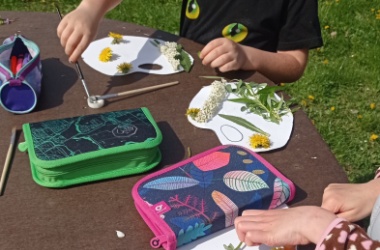 ŽIVÁ ŠKOLNÍ ZAHRADA - Výtvarka prvňáčků venku