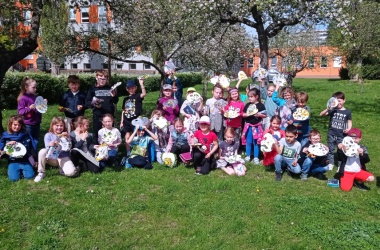 ŽIVÁ ŠKOLNÍ ZAHRADA - Výtvarka prvňáčků venku