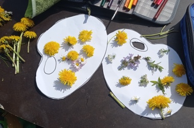 ŽIVÁ ŠKOLNÍ ZAHRADA - Výtvarka prvňáčků venku