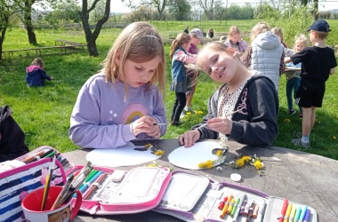 ŽIVÁ ŠKOLNÍ ZAHRADA - Výtvarka prvňáčků venku