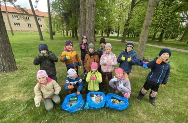 ŽIVÁ ŠKOLNÍ ZAHRADA - V 2.B slavíme Den Země