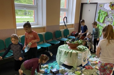 ŽIVÁ ŠKOLNÍ ZAHRADA - V 2.B slavíme Den Země