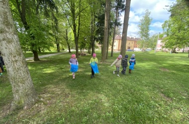 ŽIVÁ ŠKOLNÍ ZAHRADA - V 2.B slavíme Den Země