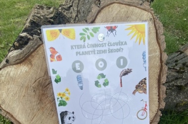 ŽIVÁ ŠKOLNÍ ZAHRADA - V 2.B slavíme Den Země