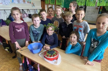 ŽIVÁ ŠKOLNÍ ZAHRADA - V 2.B slavíme Den Země