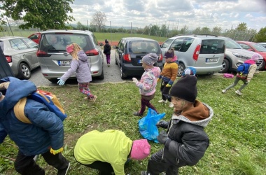 ŽIVÁ ŠKOLNÍ ZAHRADA - V 2.B slavíme Den Země