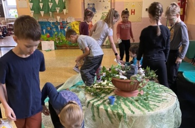 ŽIVÁ ŠKOLNÍ ZAHRADA - V 2.B slavíme Den Země