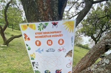 ŽIVÁ ŠKOLNÍ ZAHRADA - V 2.B slavíme Den Země